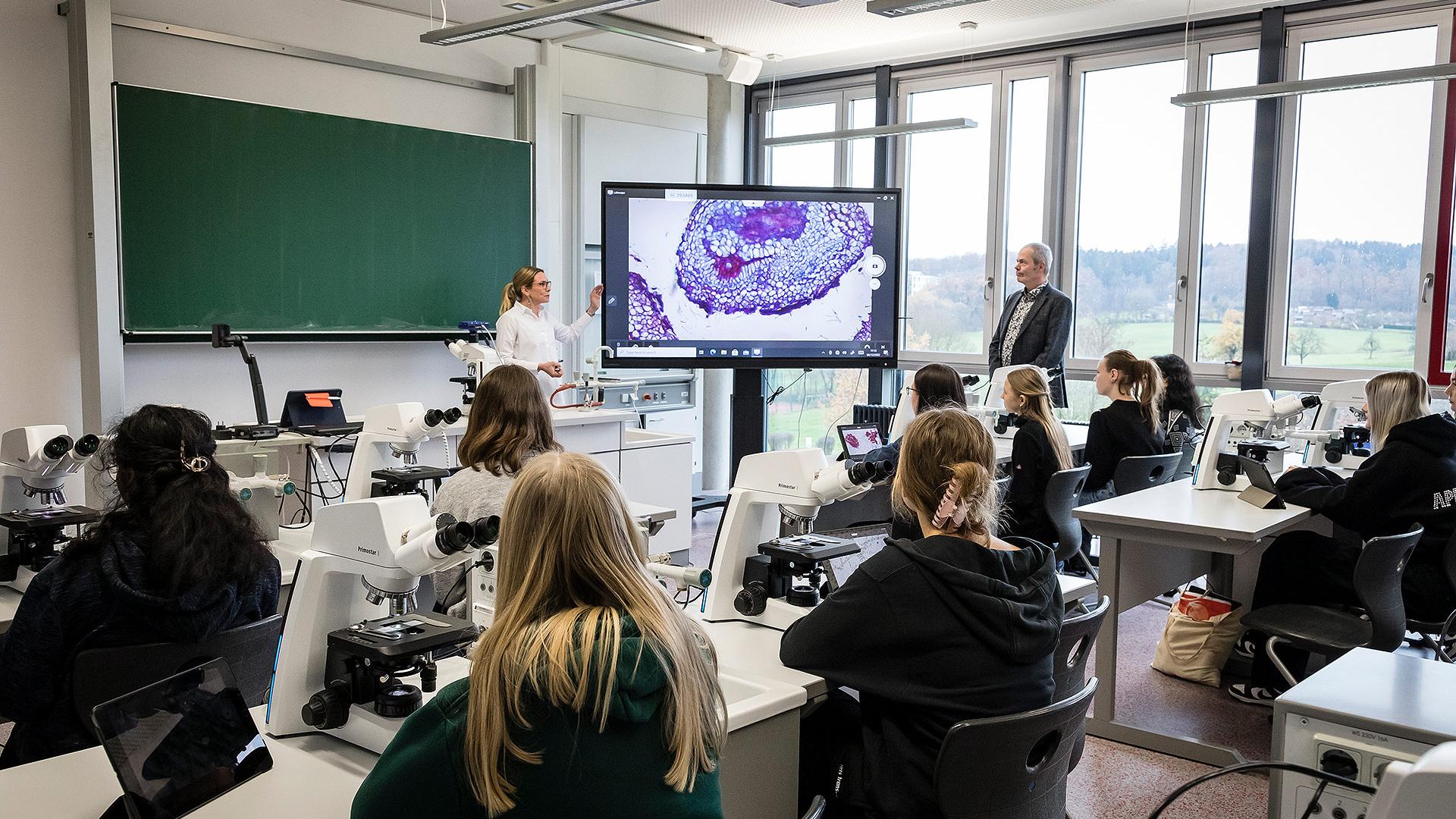 Aalen: microscópios novos para o ensino modernizado