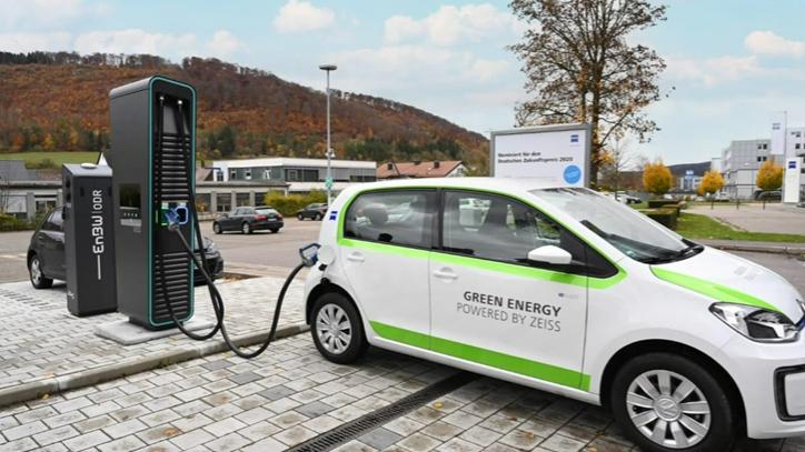 Veículo elétrico a carregar durante o horário de trabalho