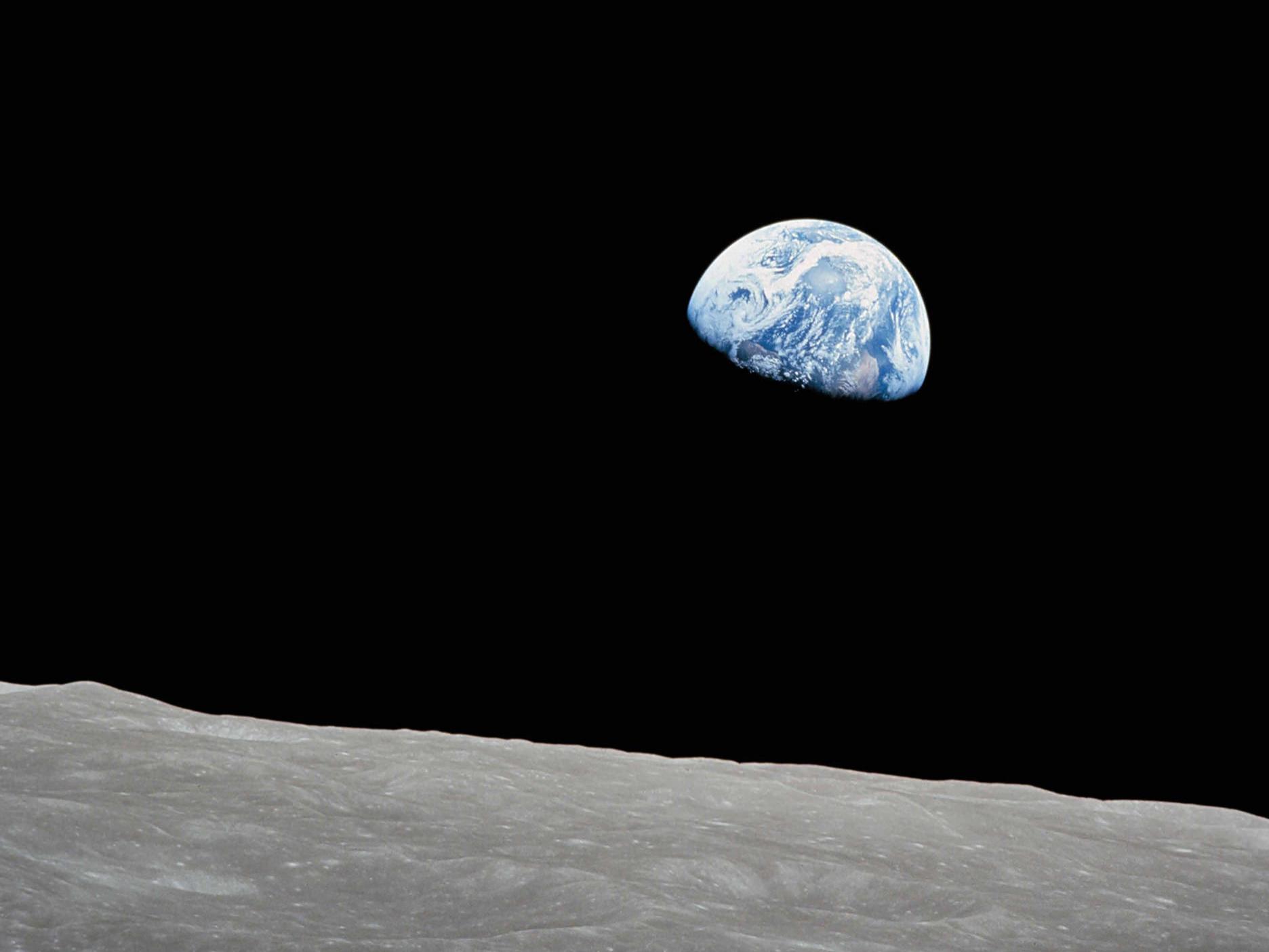 A perspetiva de pisar a superfície da lua e olhar para o planeta Terra.