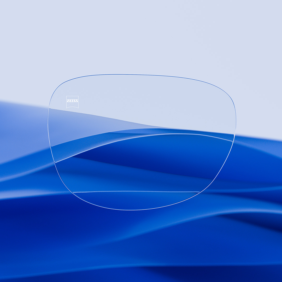 Uma lente dividida ao meio, com um lado nítido e limpo com ZEISS DuraVision e um lado coberto de riscos.
