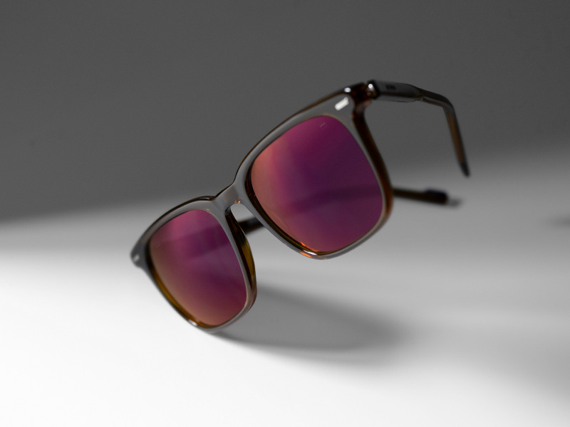 Tratamento ZEISS DuraVision Gold UV em lentes solares coloridas na tonalidade Burgundy.