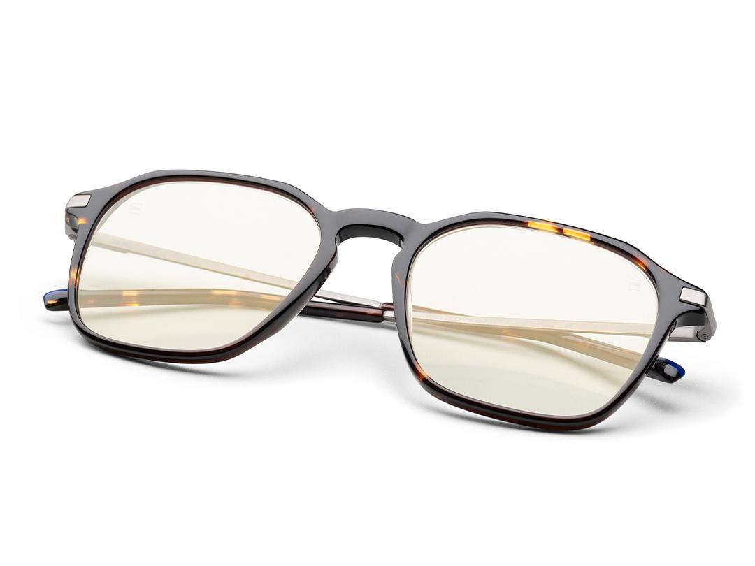 Lentes incolores com tratamento antirreflexo ZEISS DuraVision Gold UV, numas armações castanhas.