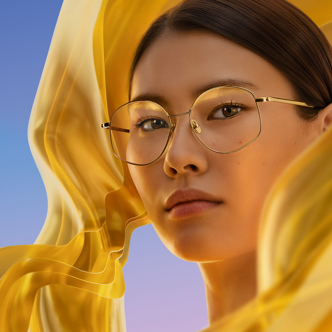 Mulher a usar lentes com o tratamento antirreflexo ZEISS DuraVision Gold UV, exibindo o subtil reflexo dourado na lente.
