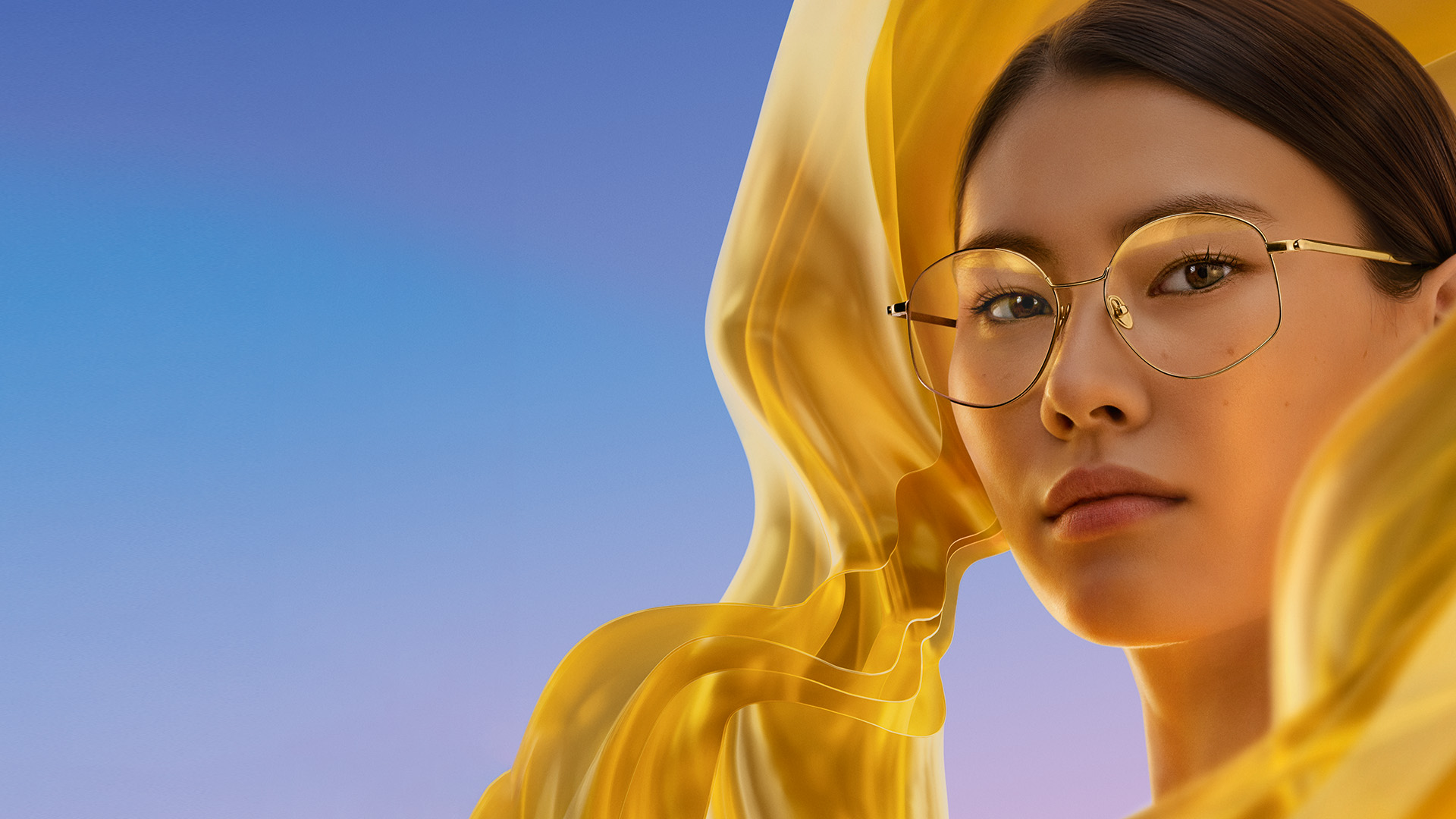 Mulher a usar lentes com o tratamento antirreflexo ZEISS DuraVision Gold UV, exibindo o subtil reflexo dourado na lente.