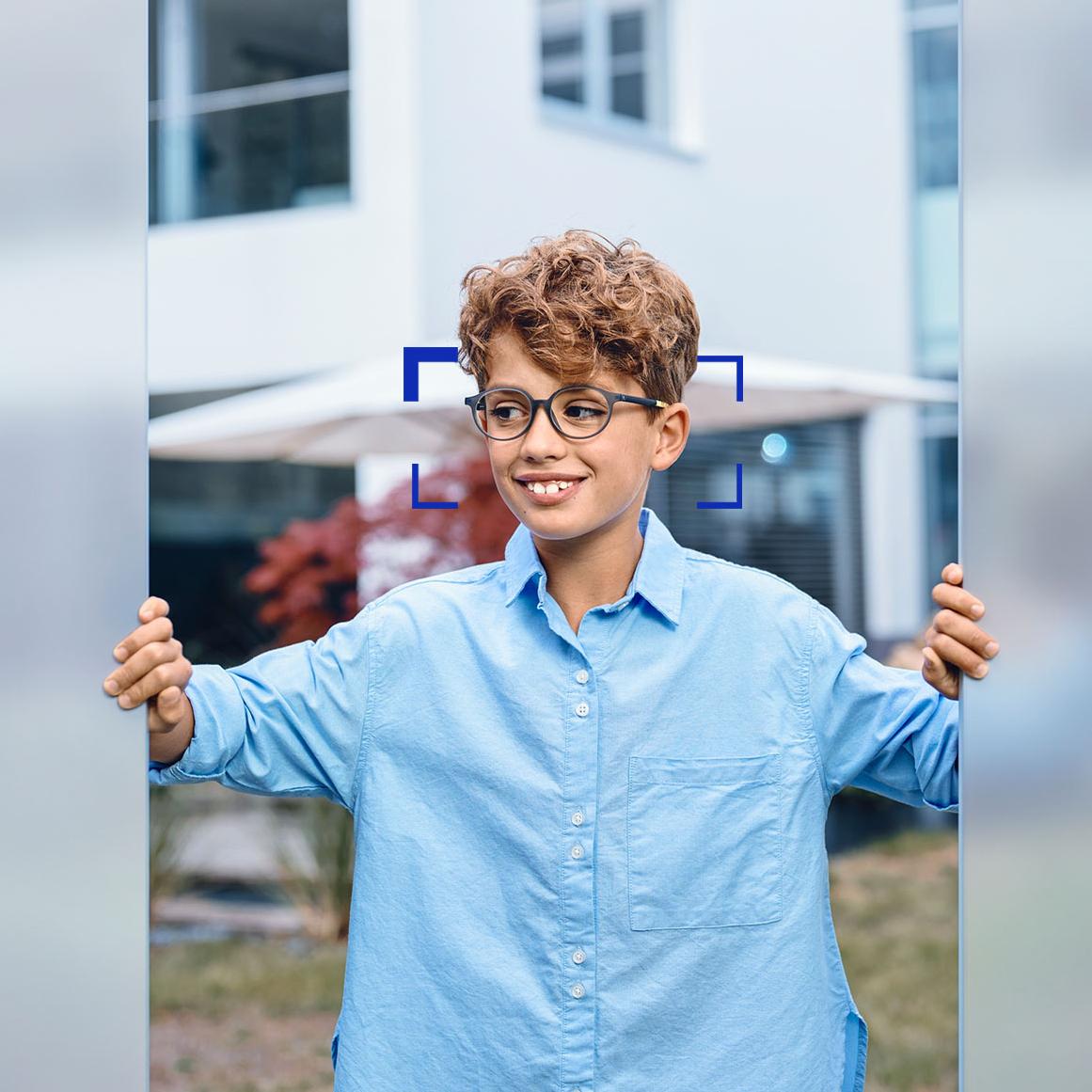 Menino a usar lentes ZEISS SmartLife Young