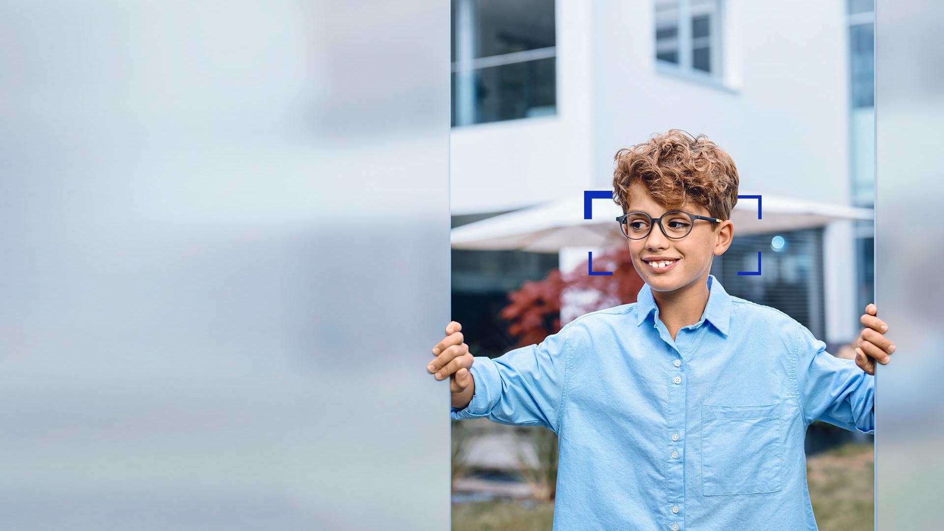 Menino a usar lentes ZEISS SmartLife Young