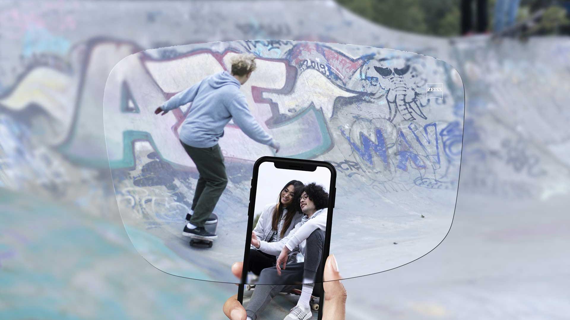 Visão de um parque de skate através das lentes ZEISS SmartLife Monofocal Young. 