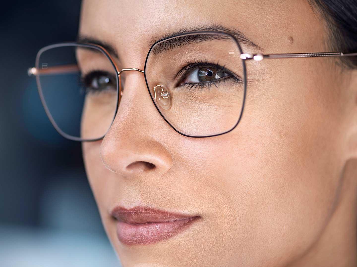 Lentes escuras como uns óculos de sol no exterior e lentes perfeitamente claras no interior