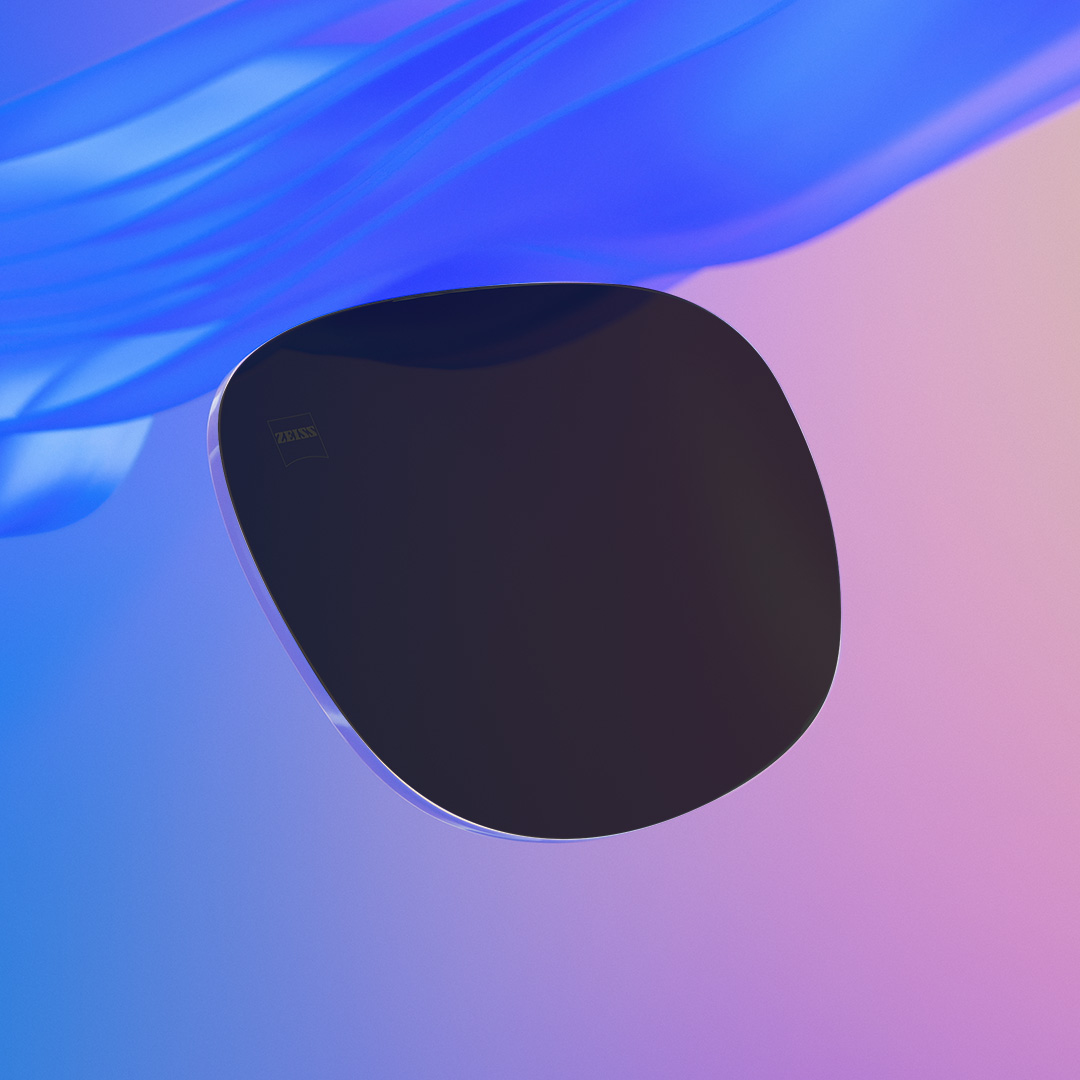 Imagem deslizante em que metade mostra uma lente de óculos de sol com receita da ZEISS com tonalidade intensa e a outra metade mostra a mesma lente, mas com tonalidade menos intensa.