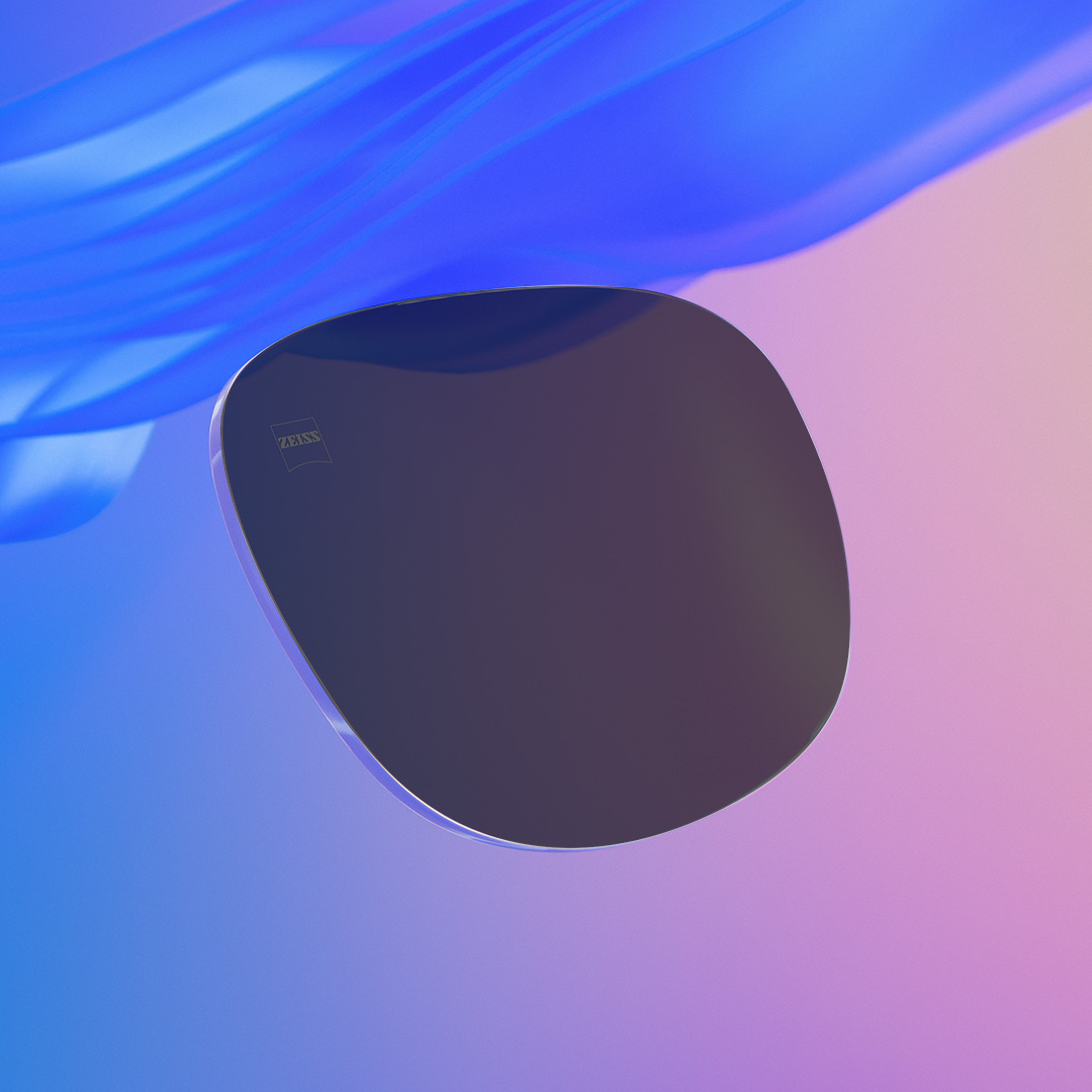 Imagem deslizante em que metade mostra uma lente de óculos de sol com receita da ZEISS com tonalidade intensa e a outra metade mostra a mesma lente, mas com tonalidade menos intensa.