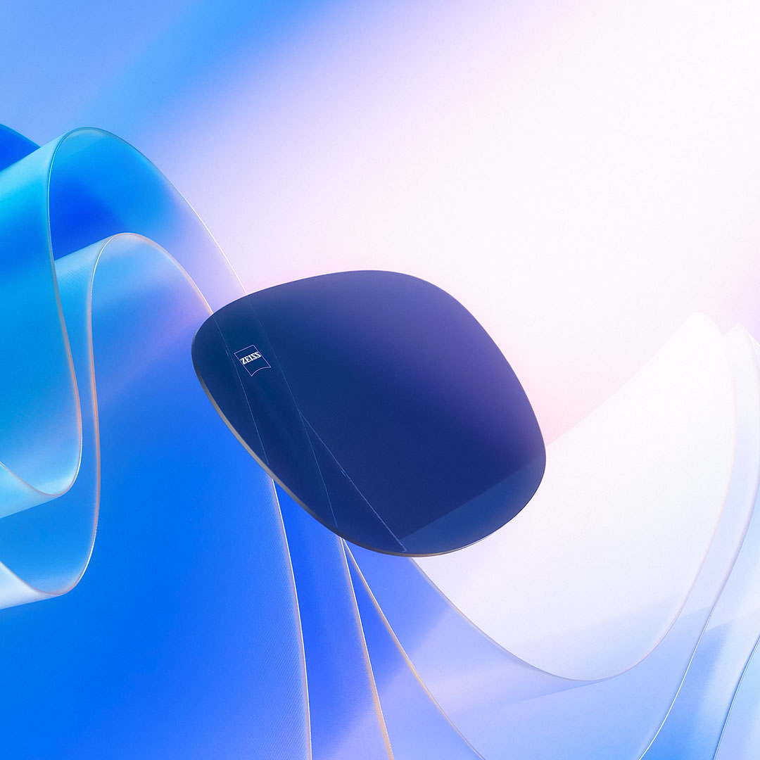 Ilustração 3D gerada por computador de uma lente colorida a flutuar em direção a uma fonte de luz, bloqueando eficazmente raios UV nocivos.