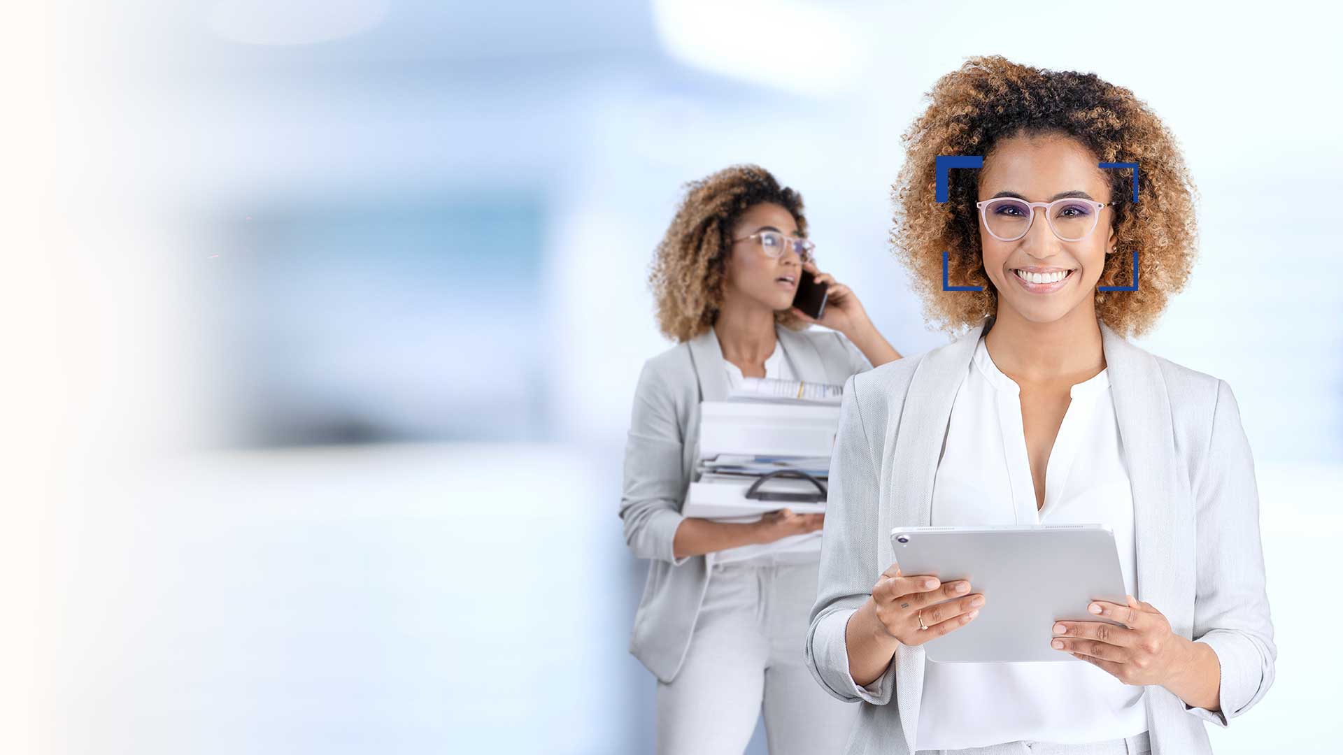 Retrato próximo de perfil, vista lateral com espaço de cópia, espaço em branco para publicidade de um homem confiante, alegre, contente, estiloso com auscultadores com micro na cabeça, isolado num fundo cinzento 