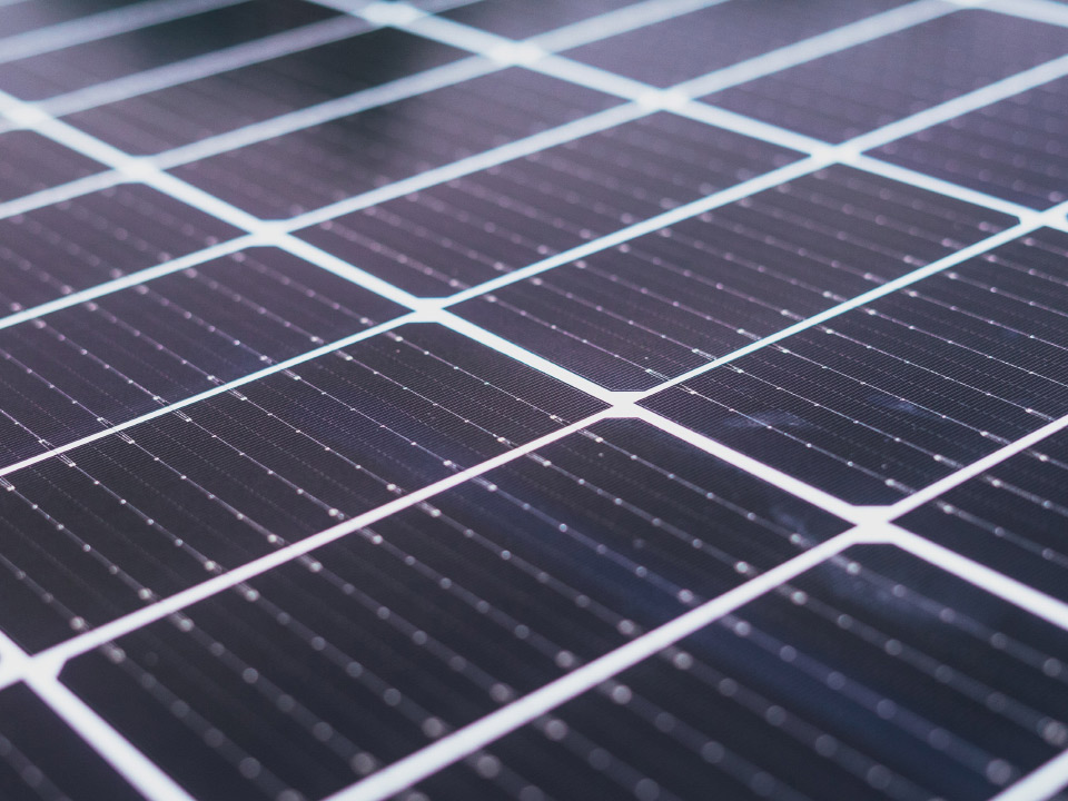Imagem em grande plano de painéis fotovoltaicos. 