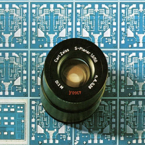 Imagem de uma lente ZEISS S-Planar em cima de microestruturas. 