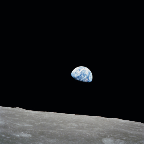 A emblemática imagem do nascer da Terra, obtida com uma teleobjetiva ZEISS Sonnar de 250 mm durante a missão Apollo 8. 