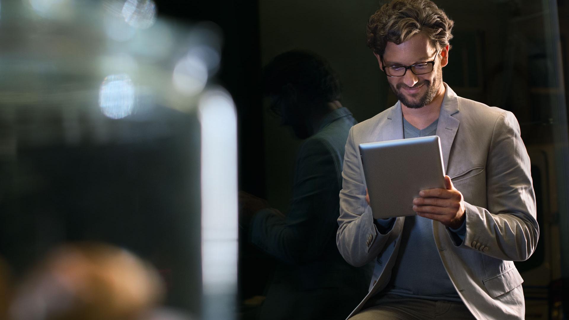 Aproveitar a vida ao máximo + visão sem estresse: Descubra a nova gama de lentes oftálmicas para pessoas entre 30 e 40 anos que usam dispositivos digitais com regularidade