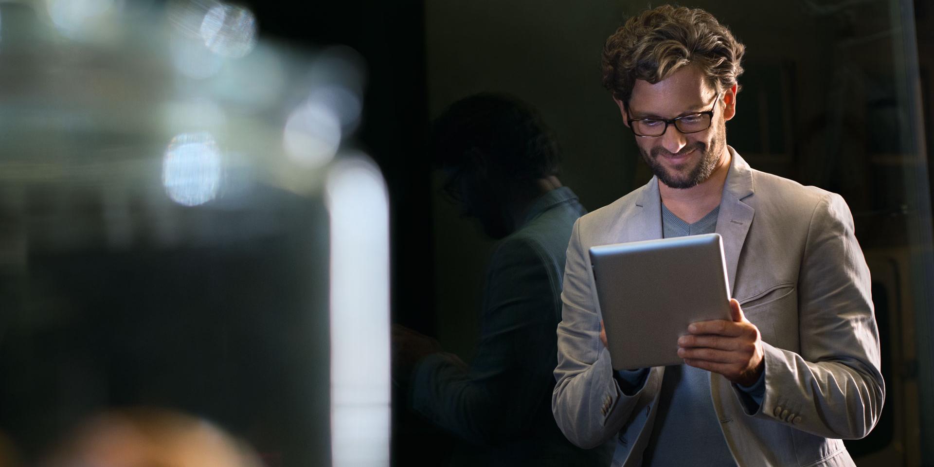 Aproveitar a vida ao máximo + visão sem estresse: Descubra a nova gama de lentes oftálmicas para pessoas entre 30 e 40 anos que usam dispositivos digitais com regularidade