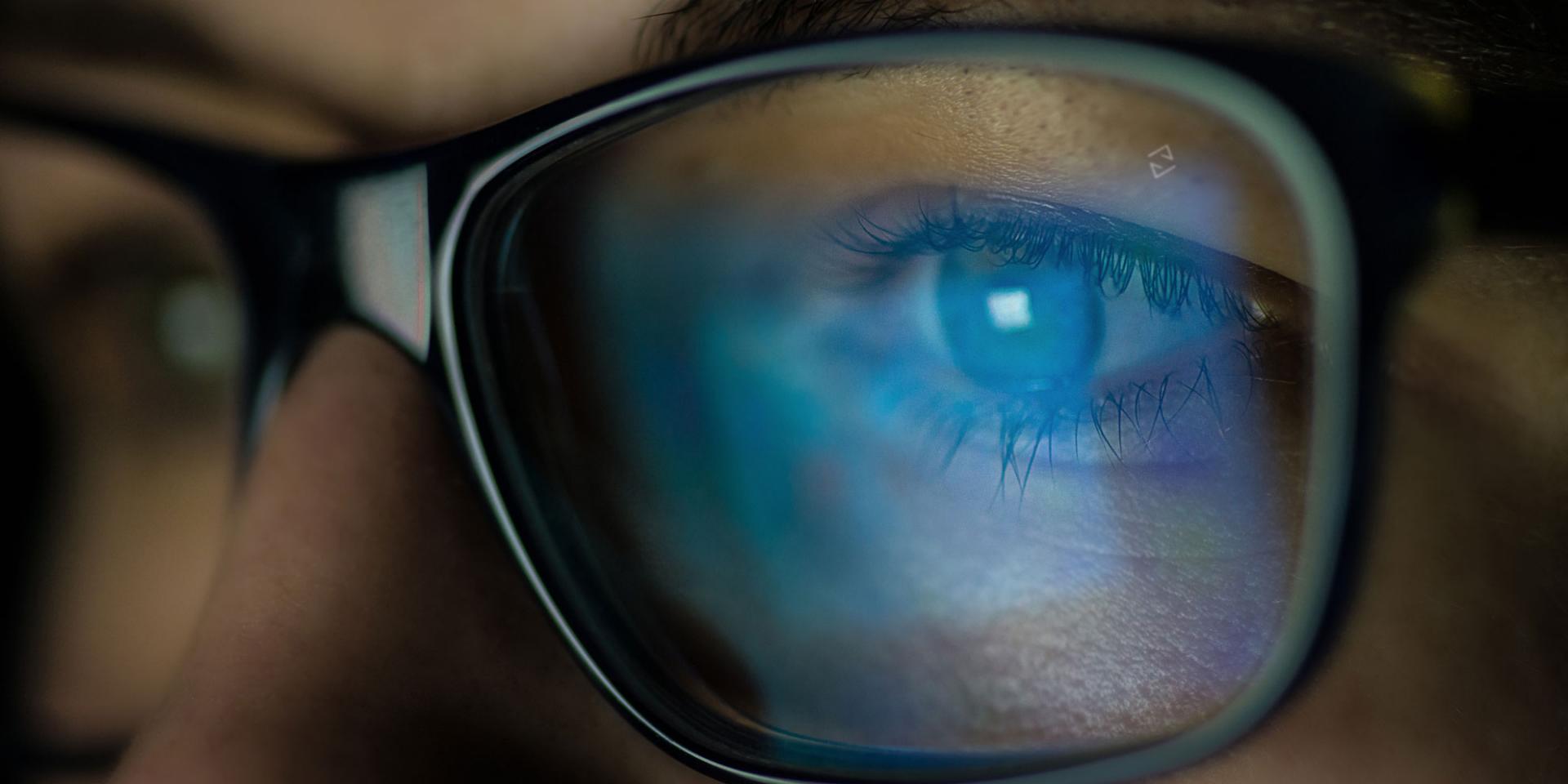 Uma pessoa com lentes digitais ZEISS a olhar para um ecrã digital