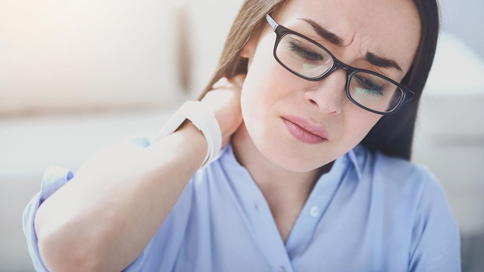Depois de um longo dia de trabalho à frente do computador é natural que sinta dores nas costas, na nuca ou nos ombros