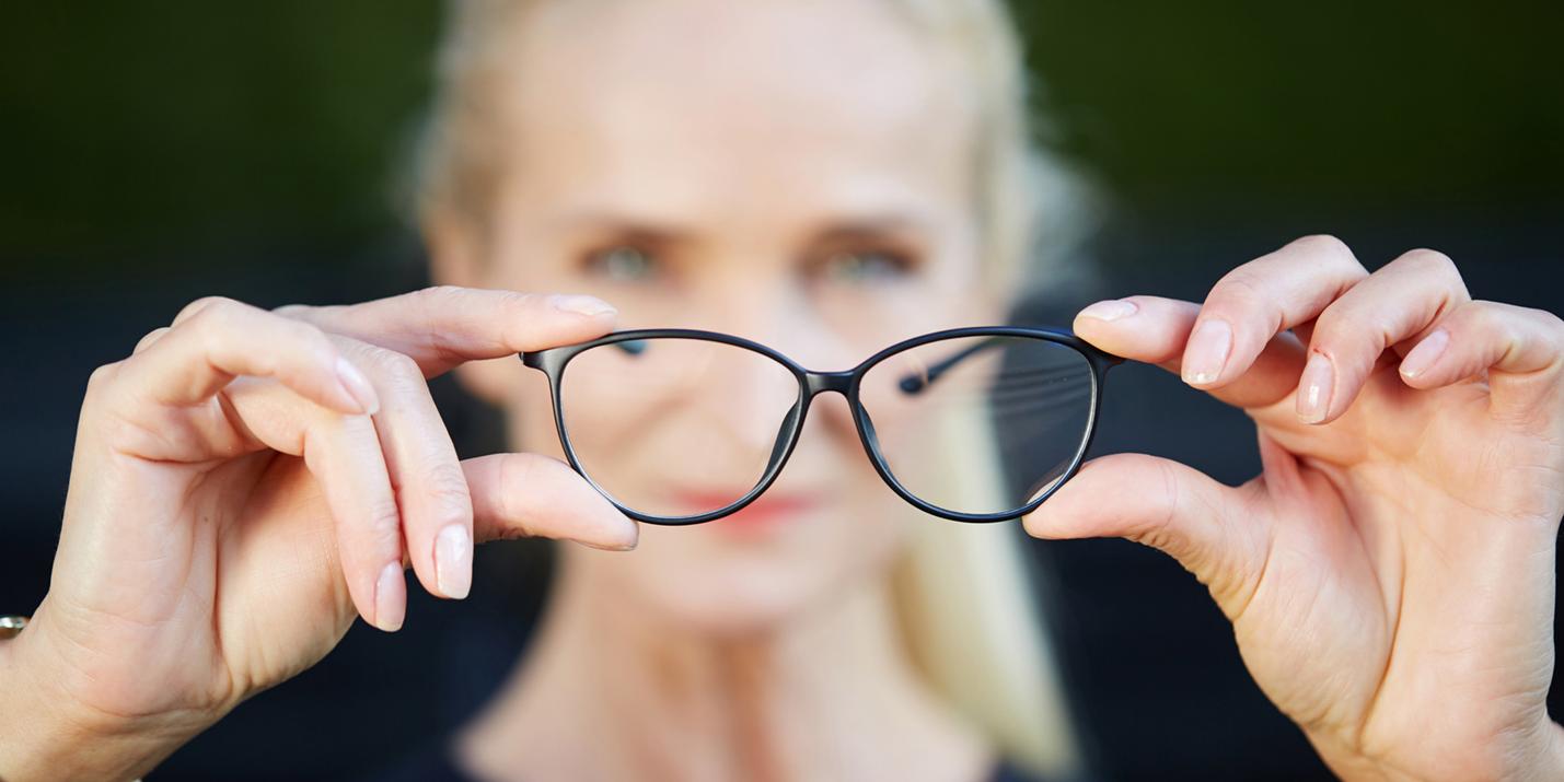Fortes demais, fracas demais ou desajustadas: podem umas lentes para óculos erradas afectar os seus olhos?