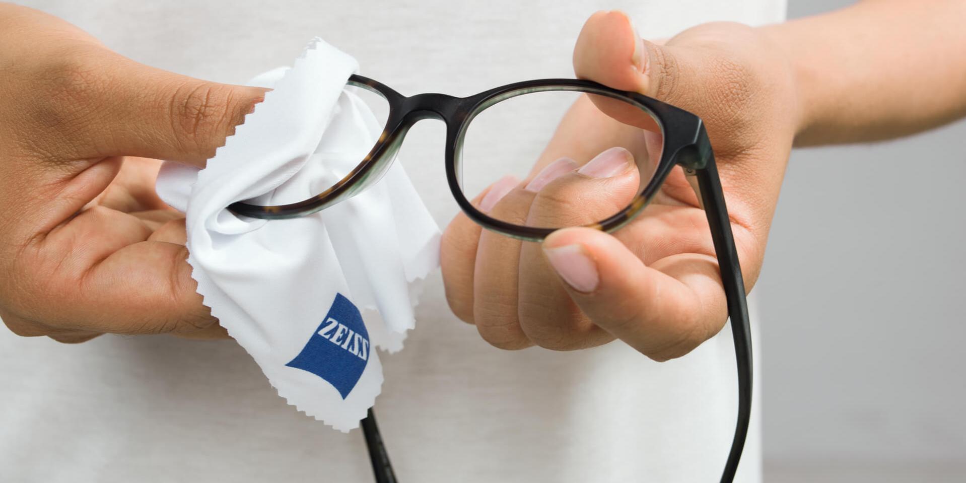 Qual é a forma correcta de limpar e cuidar dos seus óculos? 