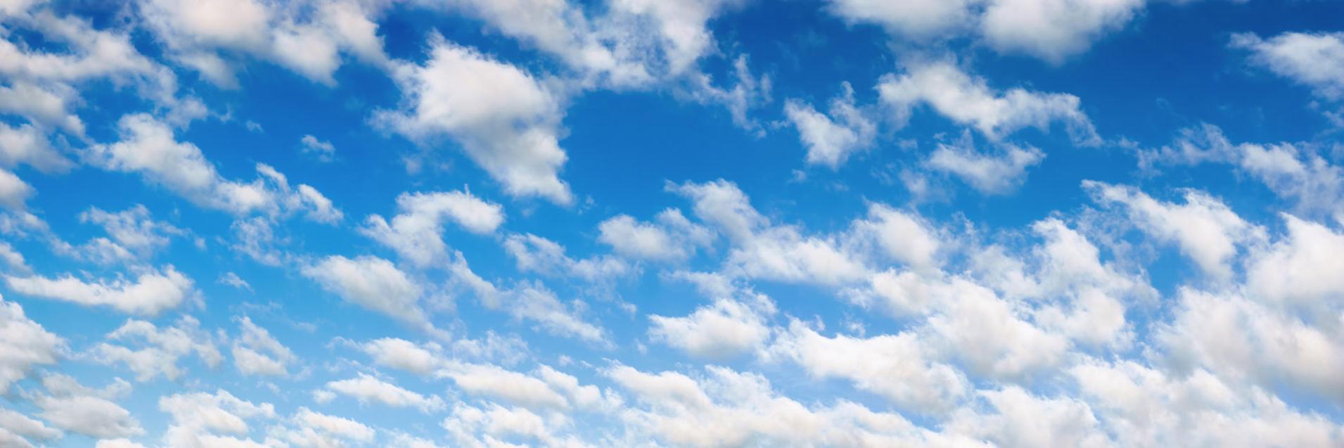 Nuvens brancas e fofas sobre um fundo de céu azul