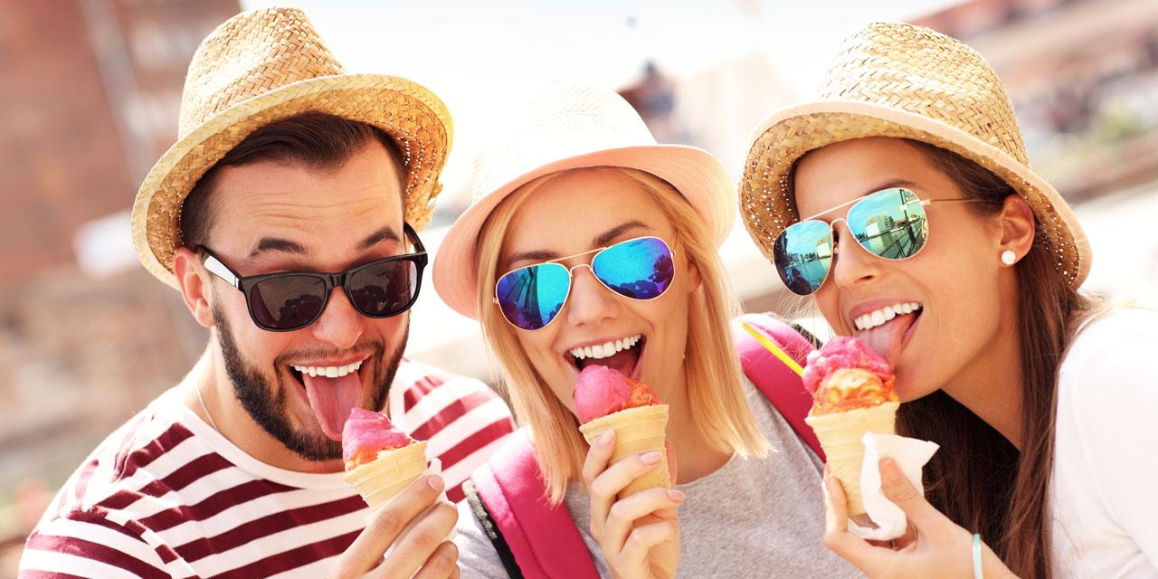 Um grupo de amigos a comer gelado em Gdansk