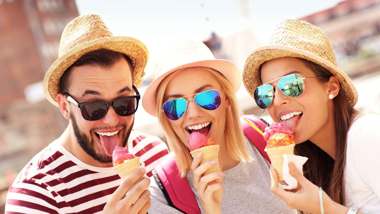 Um grupo de amigos a comer gelado em Gdansk