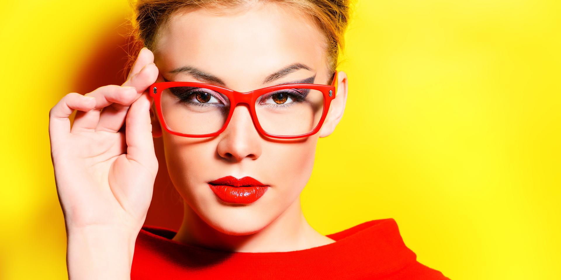 Dicas de maquilhagem para mulheres que usam óculos e lentes de contacto