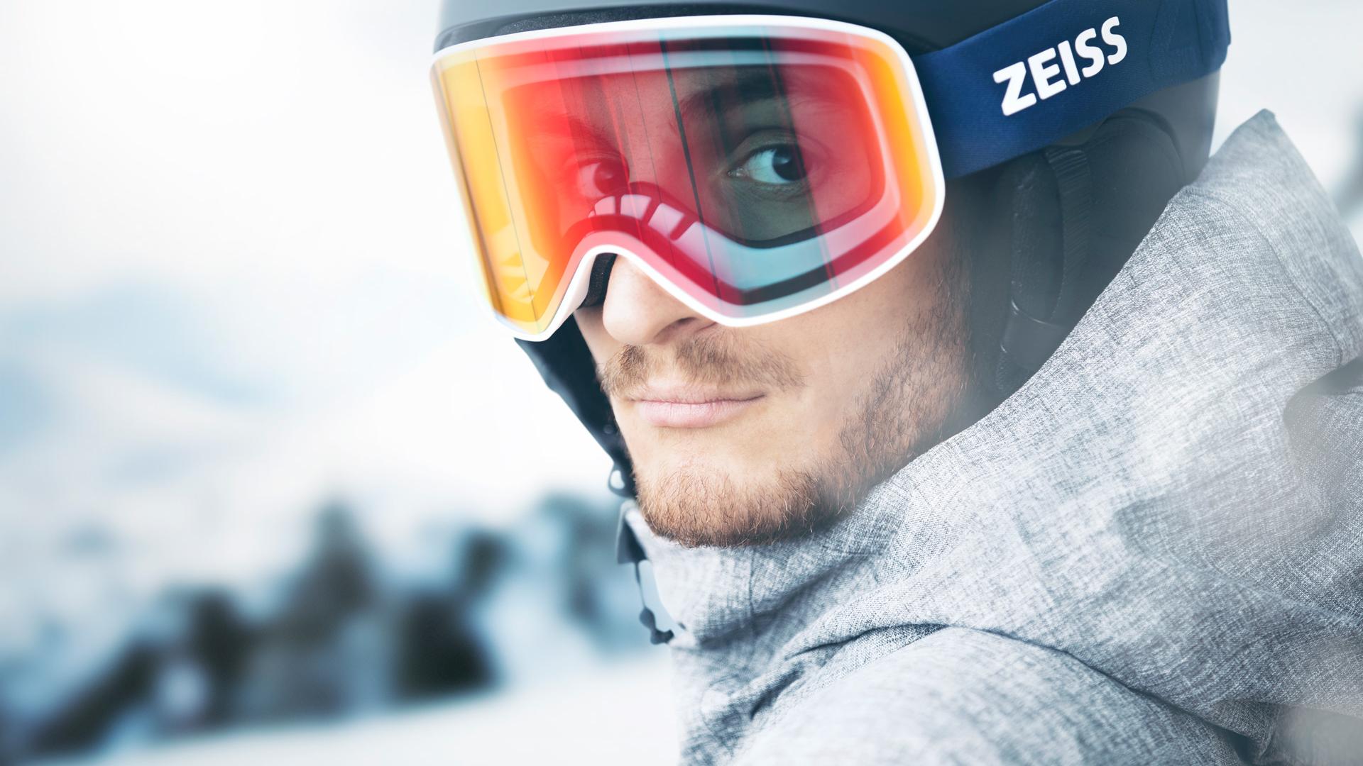 Um homem a usar óculos para ski da ZEISS