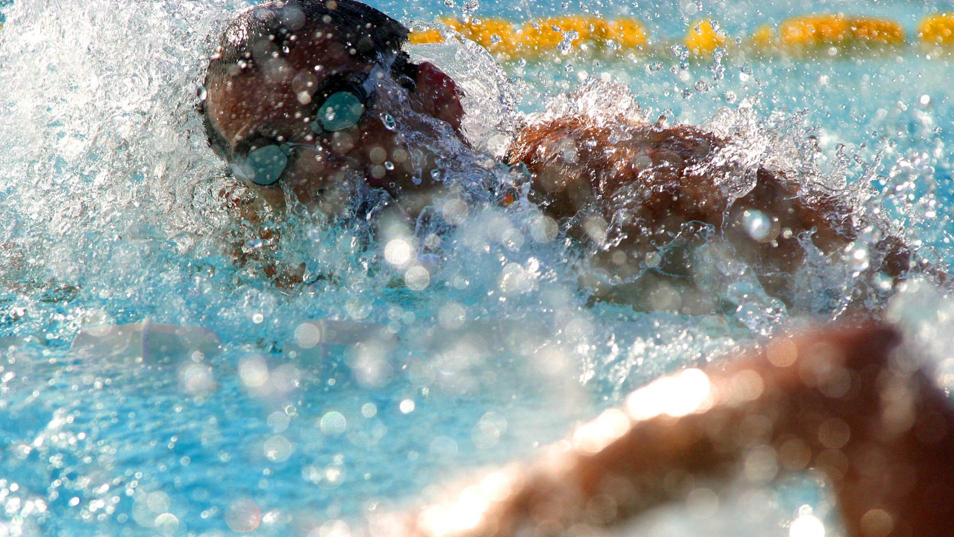 Um homem a nadar na piscina