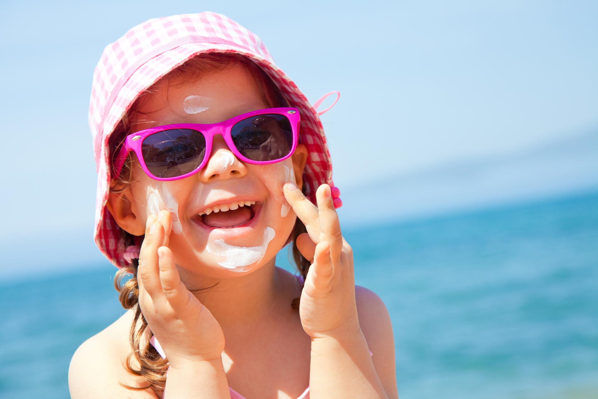 Os olhos das crianças são mais sensíveis à radiação UV e é importante proteger a sua pele e os seus olhos do sol. 