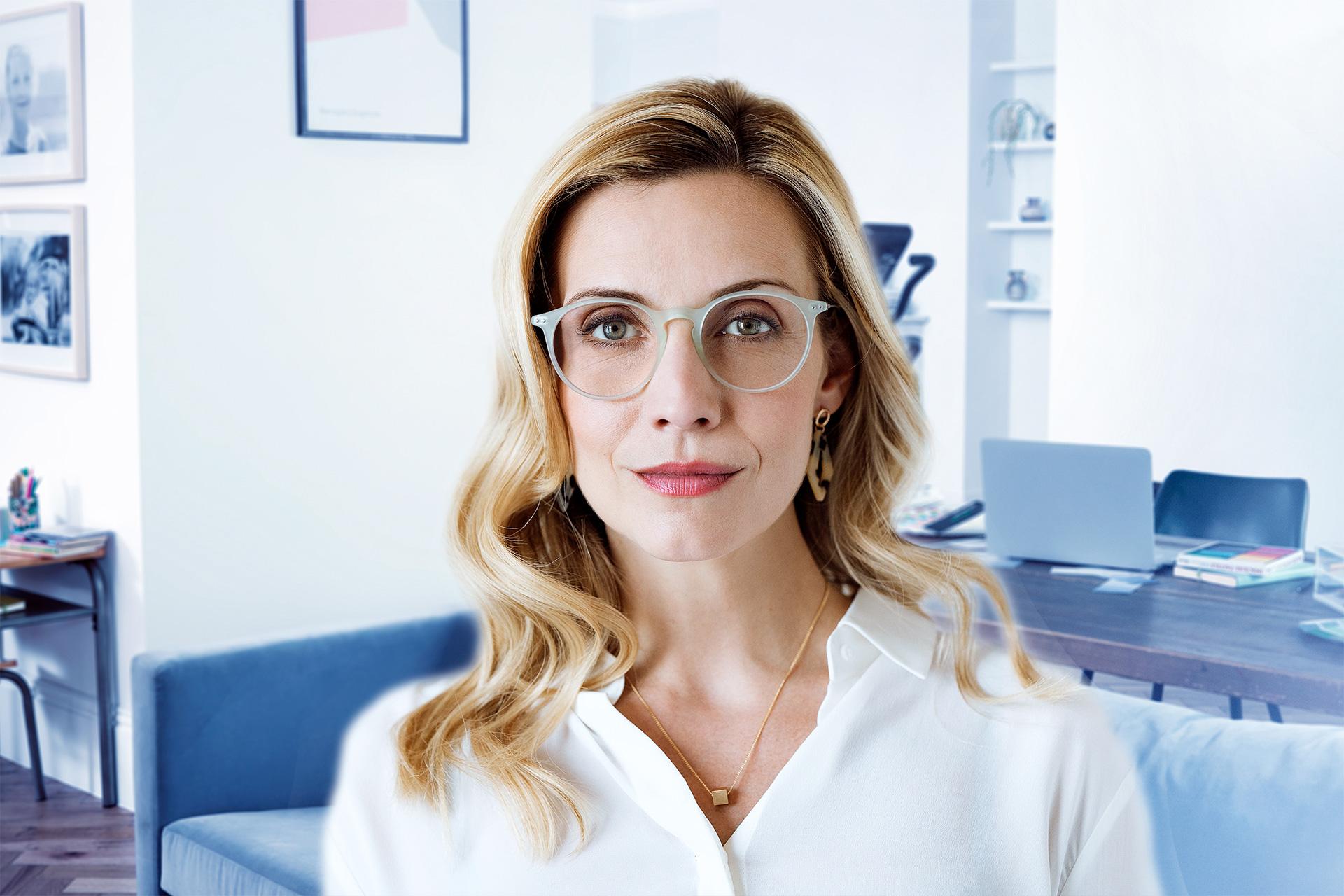 Apesar das suas sofisticadas características de design, as lentes progressivas parecem-se com qualquer outra lente transparente. Também podem ser personalizadas para se adaptarem a armações de qualquer formato e tamanho.