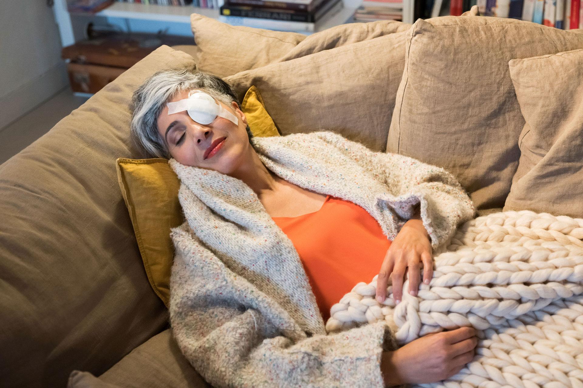 Permita que os seus olhos relaxem após a cirurgia