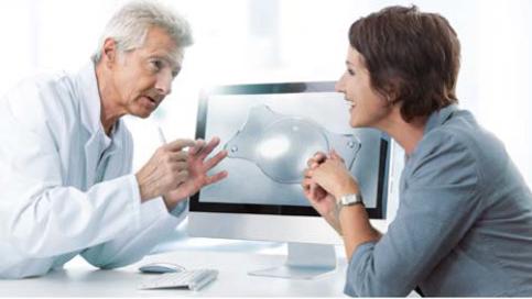 Médico a fornecer informações sobre as lentes intraoculares (LIO) da ZEISS.