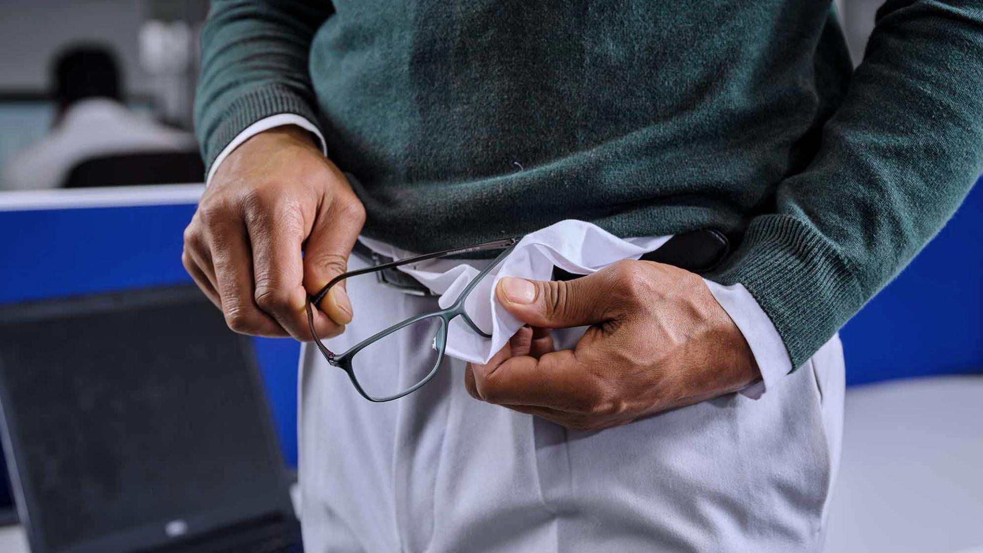 Evite usar o que estiver à mão para limpar os seus óculos – um lenço de papel, a gravata ou a manga da camisa