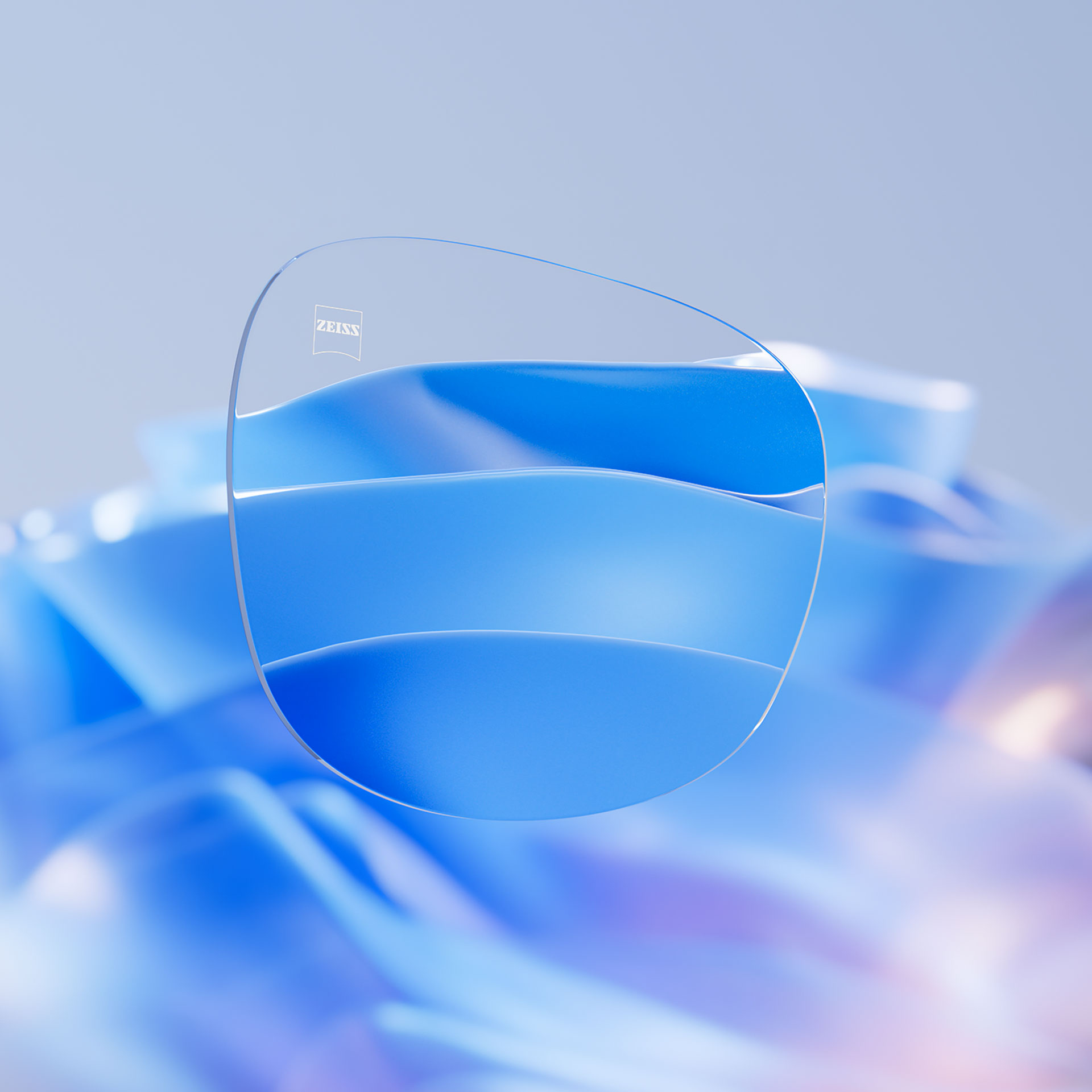 Uma pessoa que usa óculos convencionais numa rua movimentada com efeitos de exposição múltipla. 