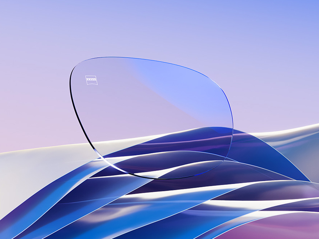 Imagem gerada por computador de uma lente oftálmica transparente com um subtil reflexo azul.