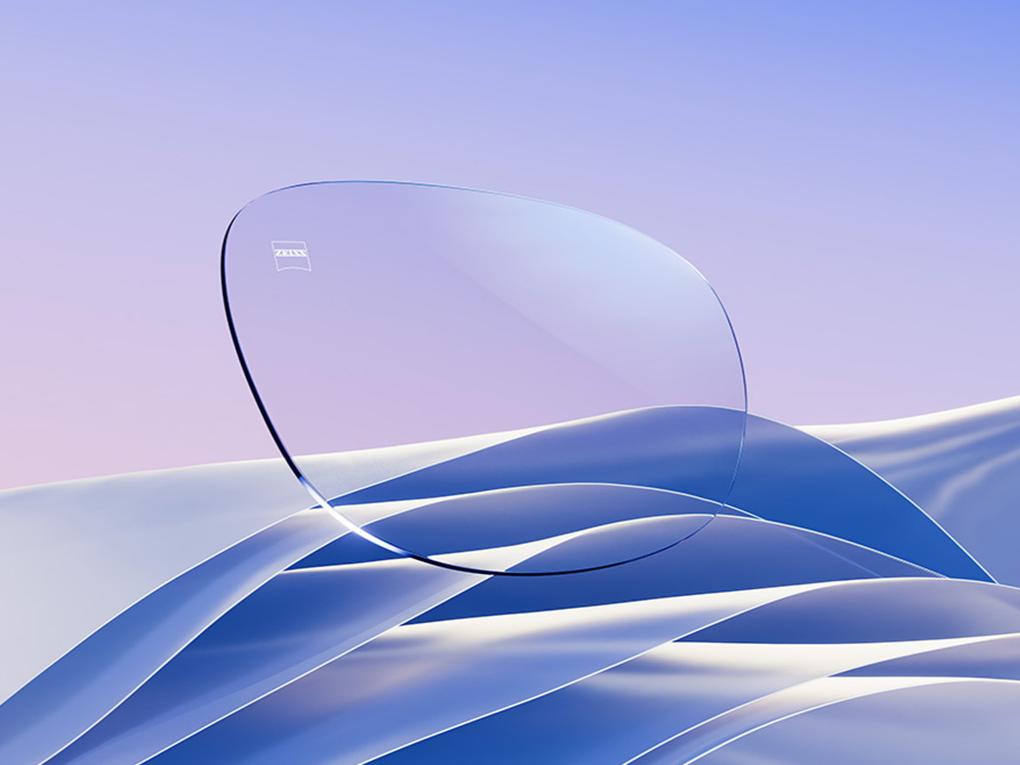 Imagem gerada por computador de uma lente oftálmica transparente com um subtil reflexo branco-azulado.