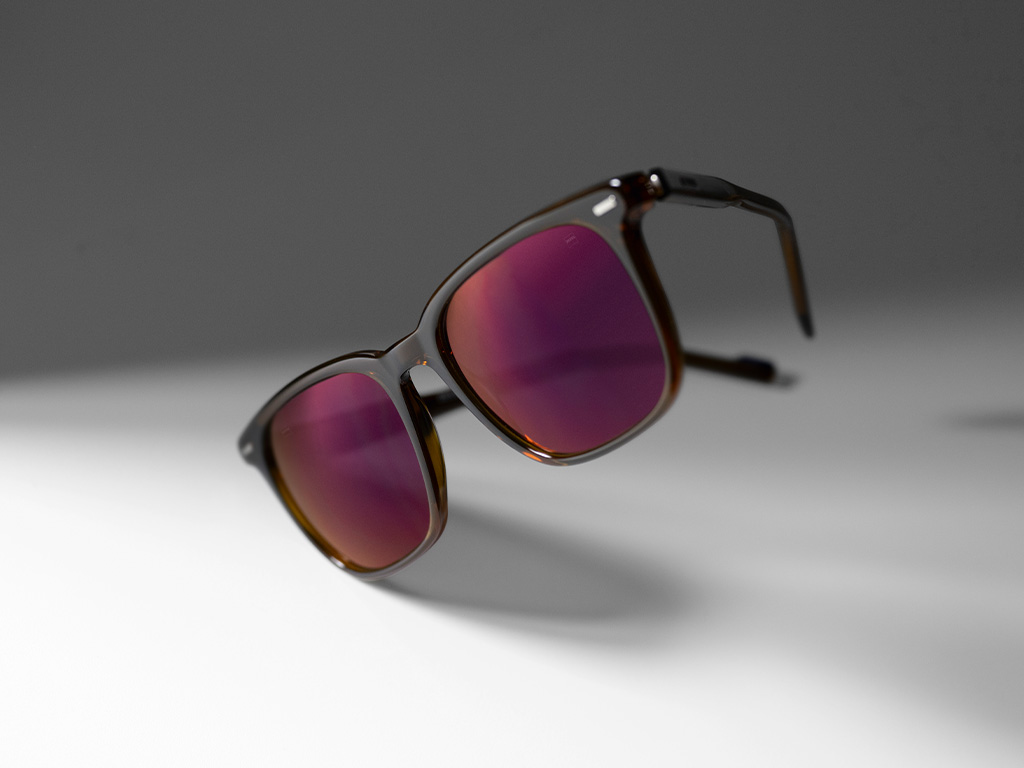 Imagem de uma lente solar graduada da ZEISS com tonalidade Burgundy e com o tratamento ZEISS DuraVision Gold.
