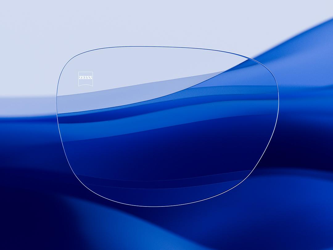 Imagem dividida que mostra, de um lado, uma lente ZEISS caracterizada pela sua nitidez e limpeza, e, do outro lado, uma lente convencional com fortes reflexos, evidenciando o contraste na qualidade óptica.