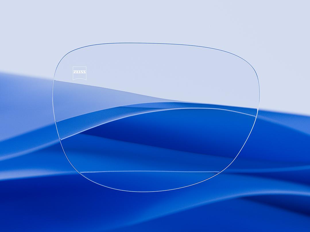 Imagem dividida que mostra, de um lado, uma lente ZEISS caracterizada pela sua nitidez e limpeza, e, do outro lado, uma lente convencional riscada, evidenciando o contraste na durabilidade. 