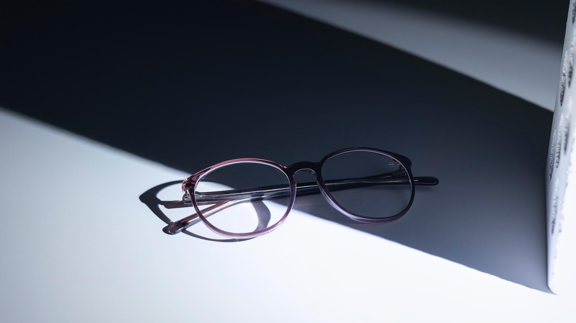 Óculos com lentes ZEISS e revestimentos DuraVision®, metade à sombra, metade ao sol.
