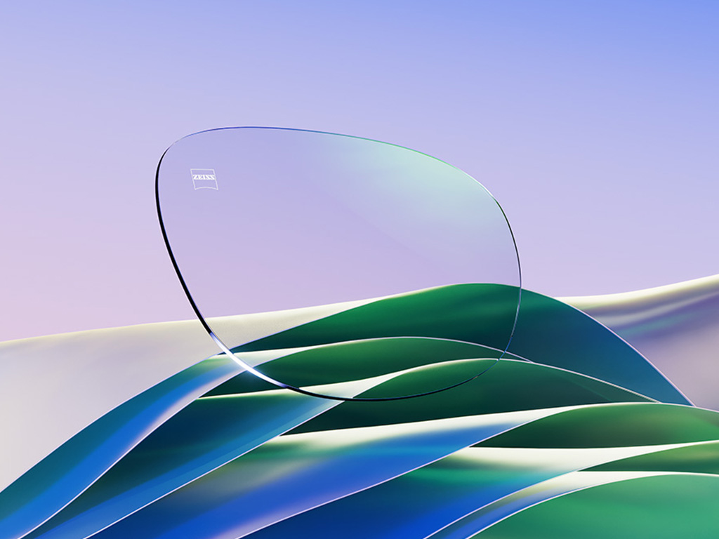 Imagem gerada por computador de uma lente oftálmica transparente com um subtil reflexo verde. 
