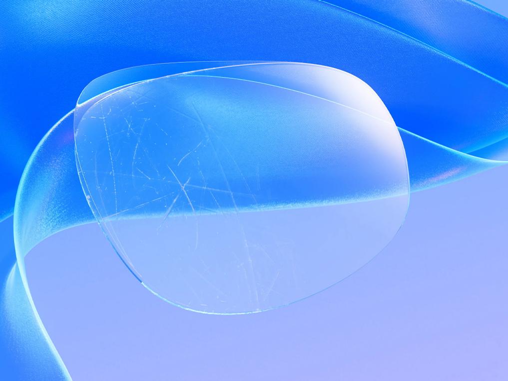 Representação 3D gerada por computador de uma lente de óculos riscada, que recebe a aplicação de um tratamento fino que esconde eficazmente os riscos, resultando numa superfície cristalina e impecável.