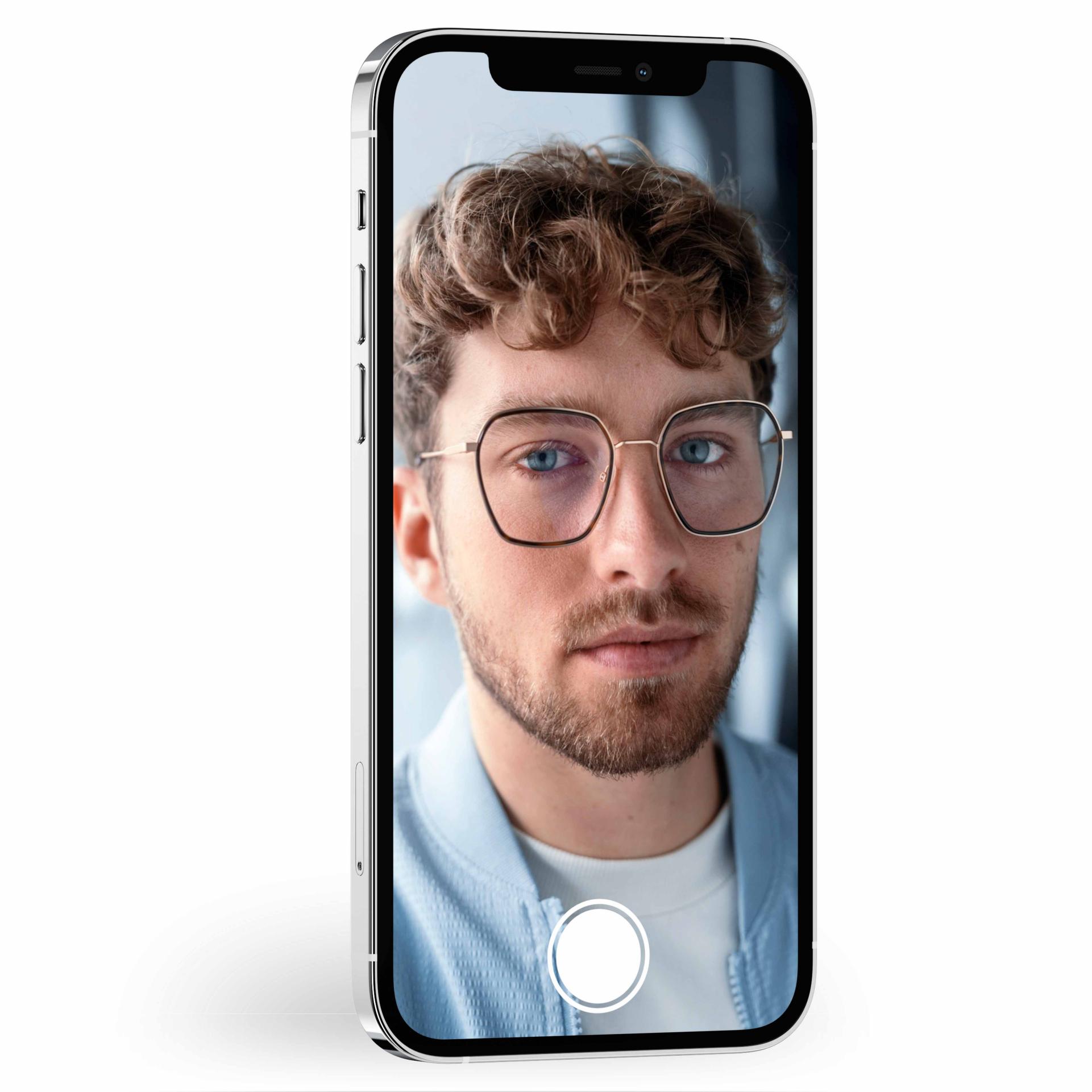 Imagem com um controlo deslizante que mostra uma pessoa a usar óculos. Quando se desloca o controlo deslizante, é possível ver que as lentes ZEISS com revestimento DuraVision têm muito menos reflexos.