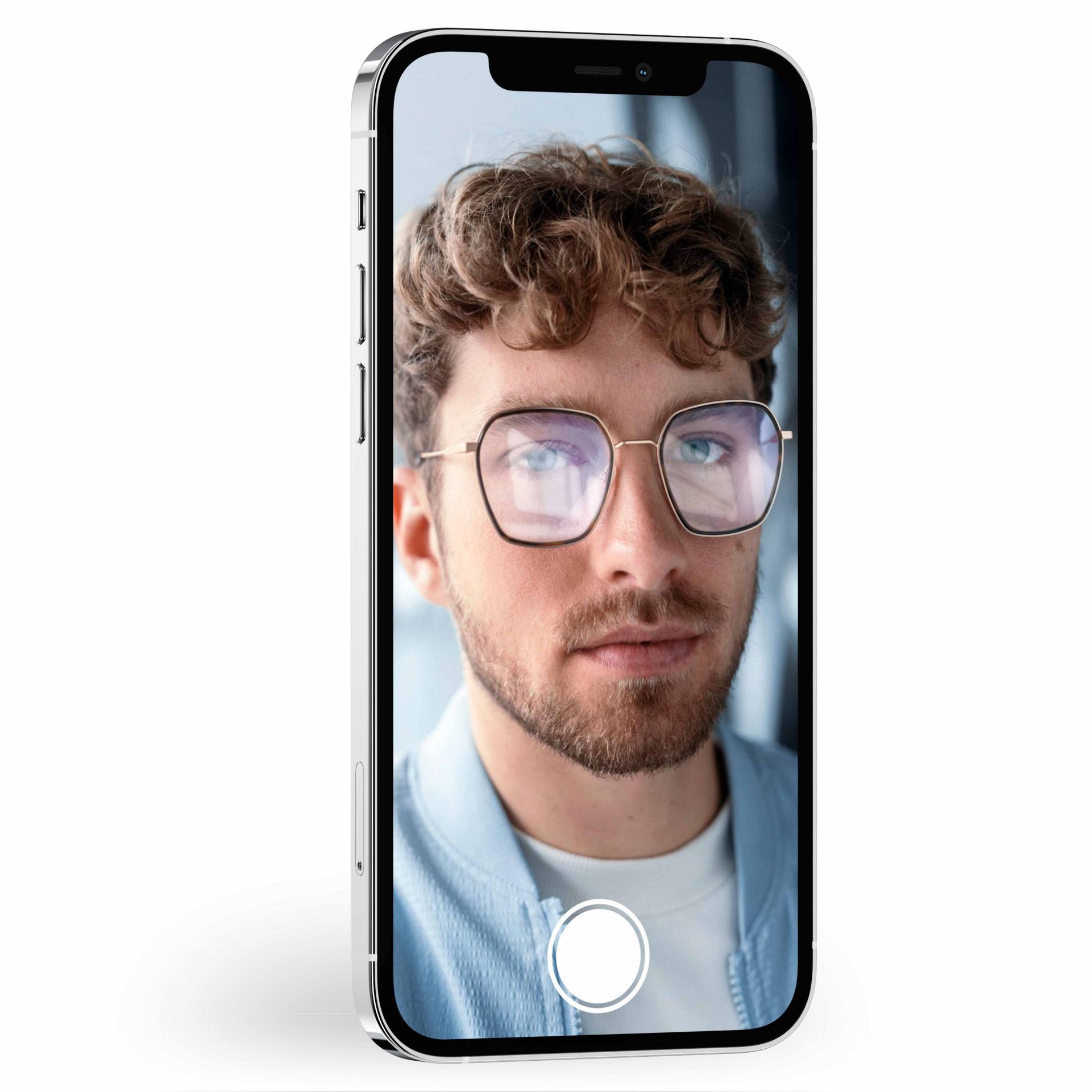 Imagem com um controlo deslizante que mostra uma pessoa a usar óculos. Quando se desloca o controlo deslizante, é possível ver que as lentes ZEISS com revestimento DuraVision têm muito menos reflexos.