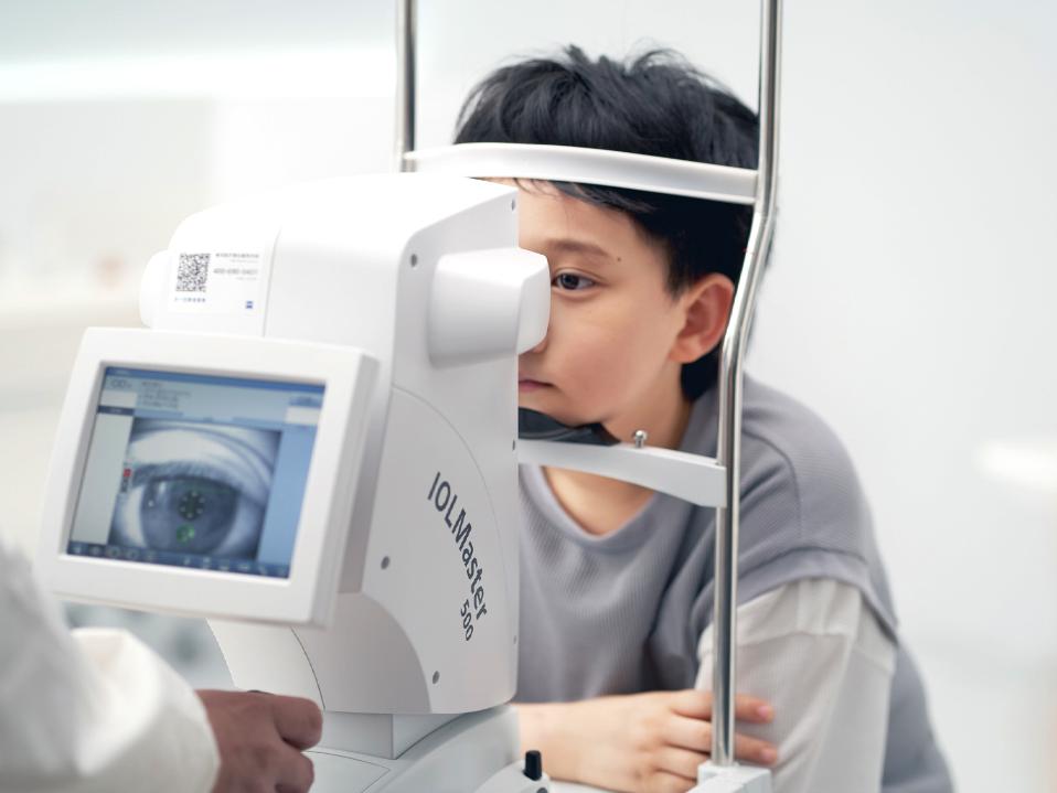 Os olhos de um menino são examinados com um IOLMaster da ZEISS.