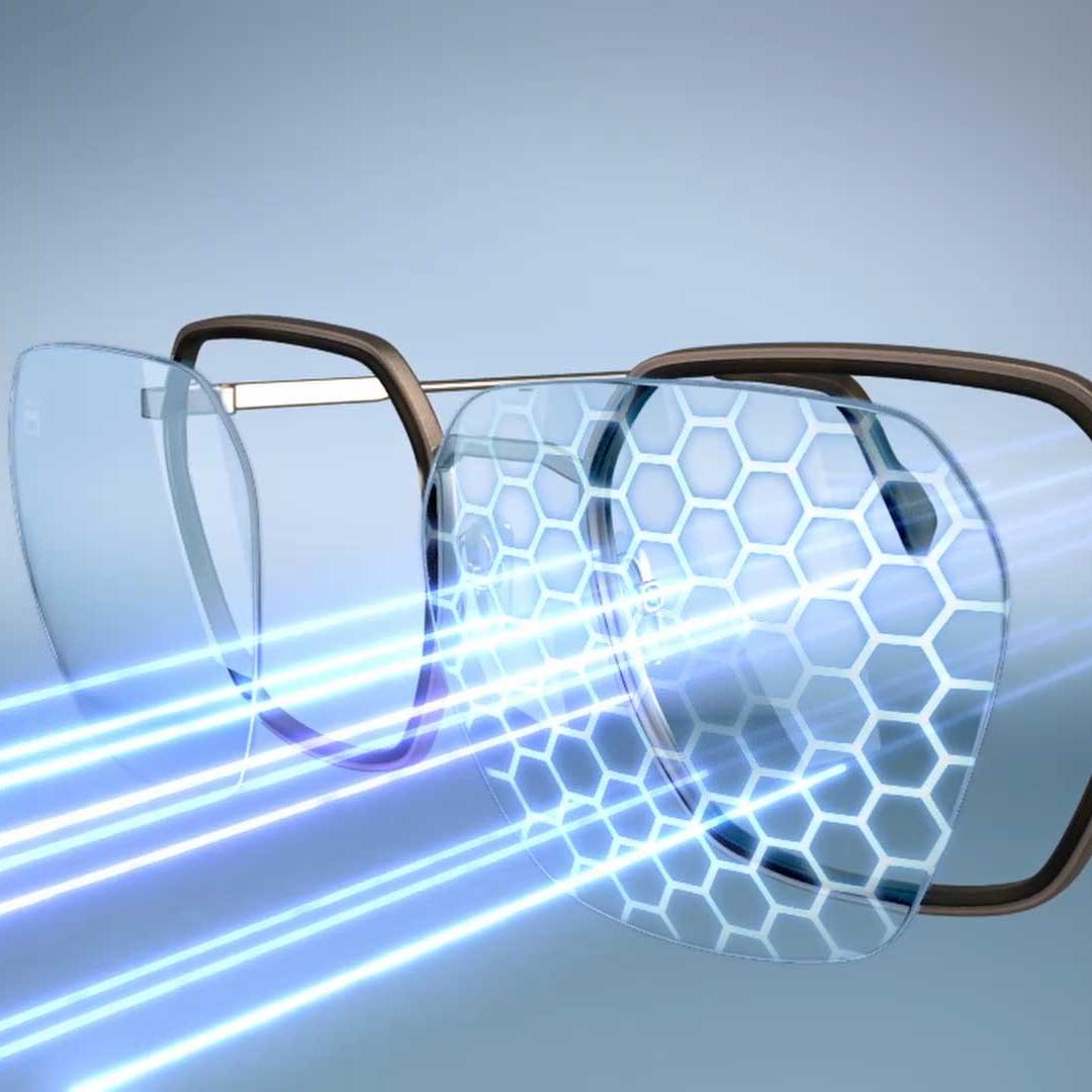 Uma lente com o material ZEISS BlueGuard e o tratamento ZEISS PhotoFusion X bloqueia a luz azul, quer esteja no modo incolor ou escurecido.