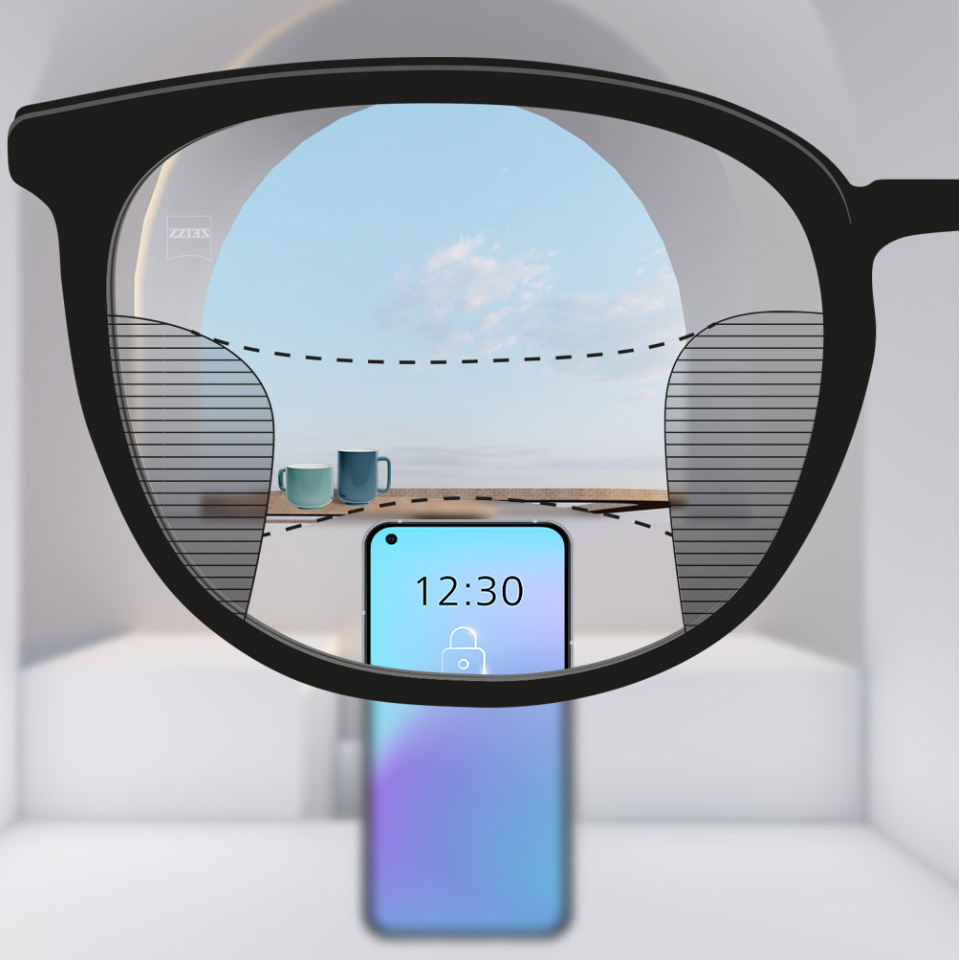 Imagem com um controlo deslizante que mostra uma lente multifocal convencional à esquerda, com zonas de visão relativamente limitadas, em comparação com uma lente de qualidade à direita, que oferece uma visão nítida numa área maior da lente.